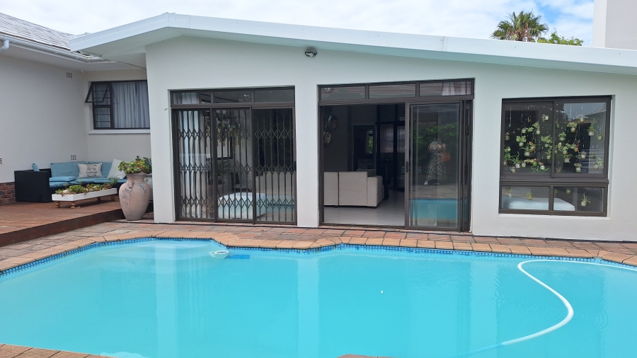 6 Bedroom Property for Sale in Gonubie Eastern Cape